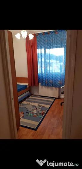 Apartament cu 3 camere decomandat în Calea București
