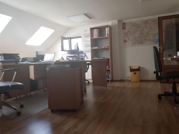 Casă cu 4 camere în Central