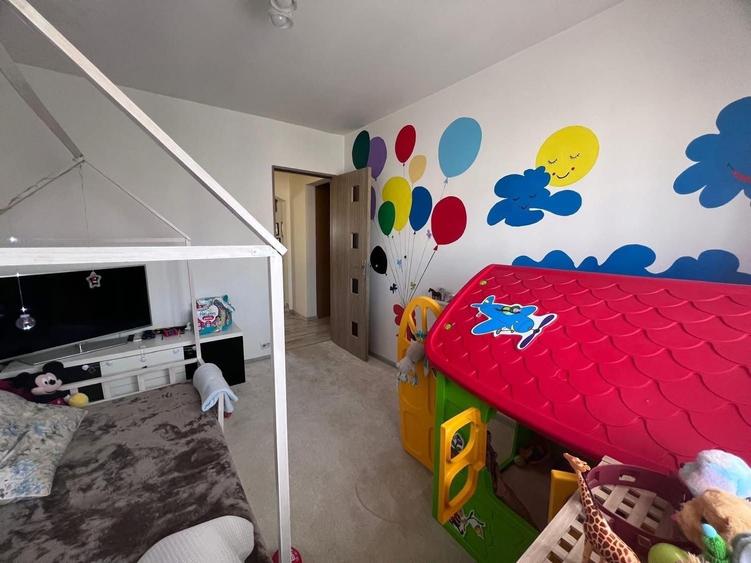 Apartament cu 4 camere decomandat în Exterior Vest