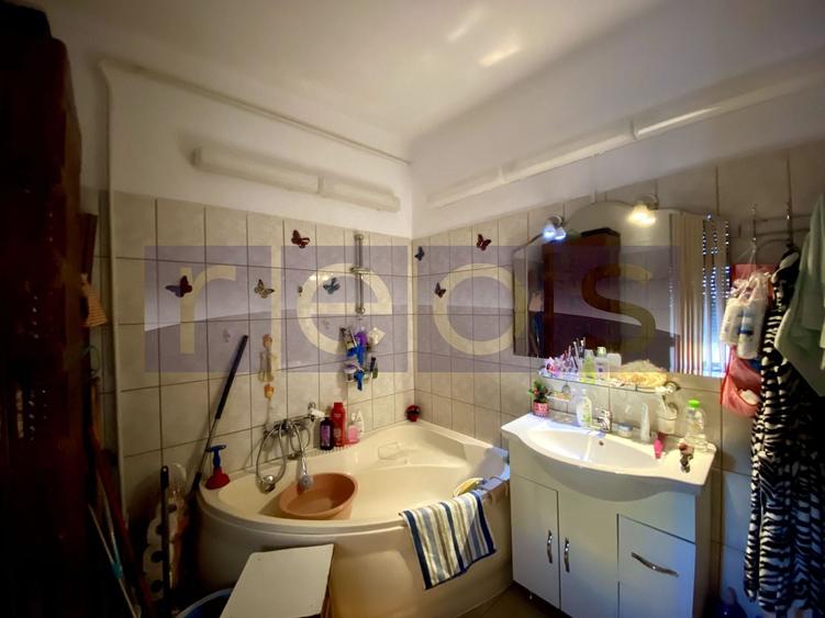 Apartament cu 3 camere decomandat, mobilat în Sebastian