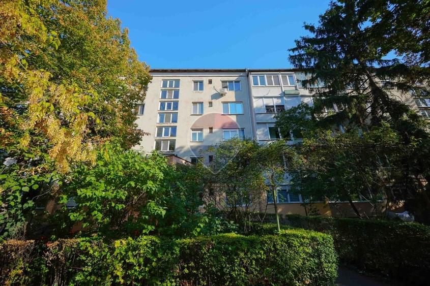 Apartament cu 3 camere semidecomandat, mobilat în Rogerius