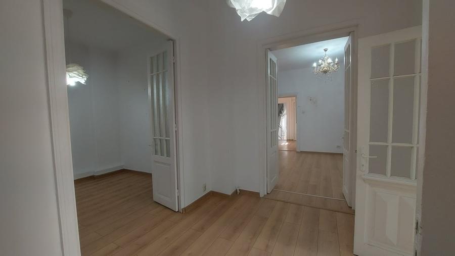 Apartament cu 4 camere semidecomandat în Tineretului