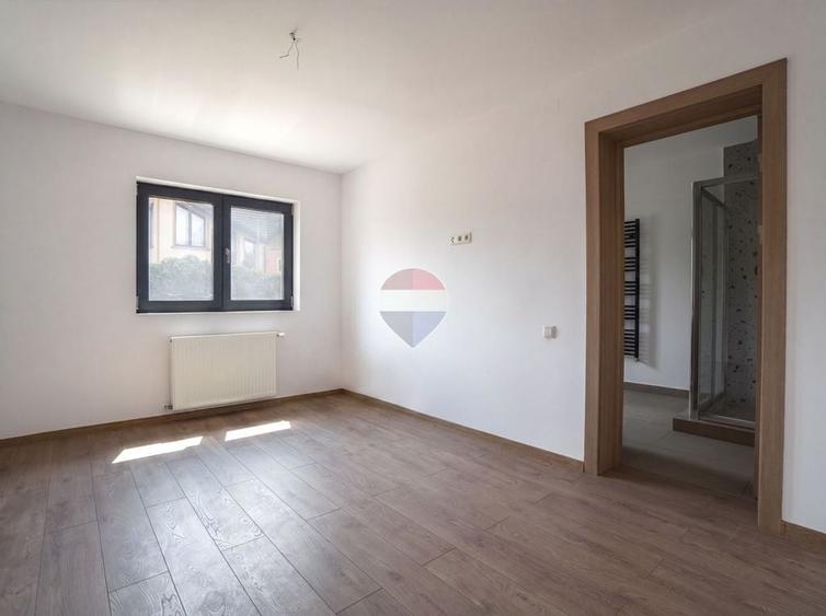 Casă cu 5 camere cu Teren 450 Mp în Cristian