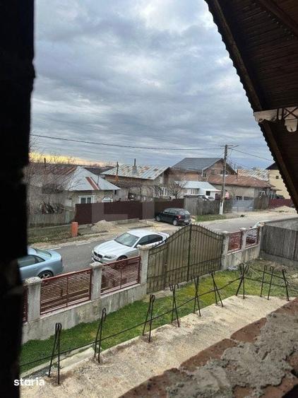 Casă cu 10 camere cu Teren 1400 Mp în Perșinari