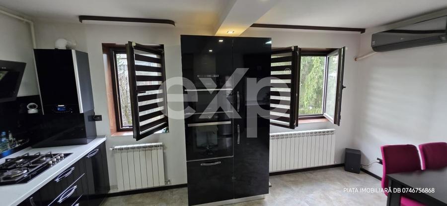 Apartament cu 3 camere semidecomandat, mobilat în Micro 9