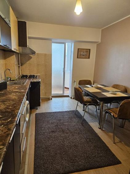 Apartament cu 2 camere decomandat, mobilat în Piața Centrală