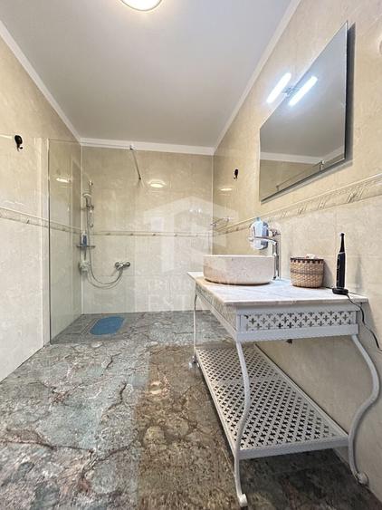 Casă cu 12 camere cu Canalizare în Periferie
