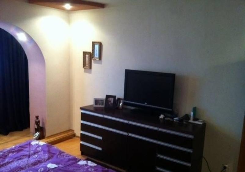 Apartament cu 3 camere decomandat în Sârbi