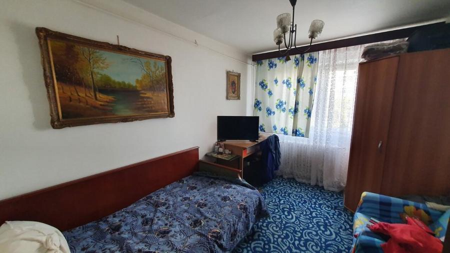 Apartament cu 3 camere semidecomandat în Vest