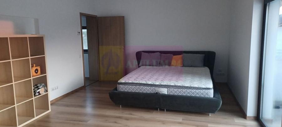 Casă individuală cu 6 camere cu Canalizare în Săbăreni