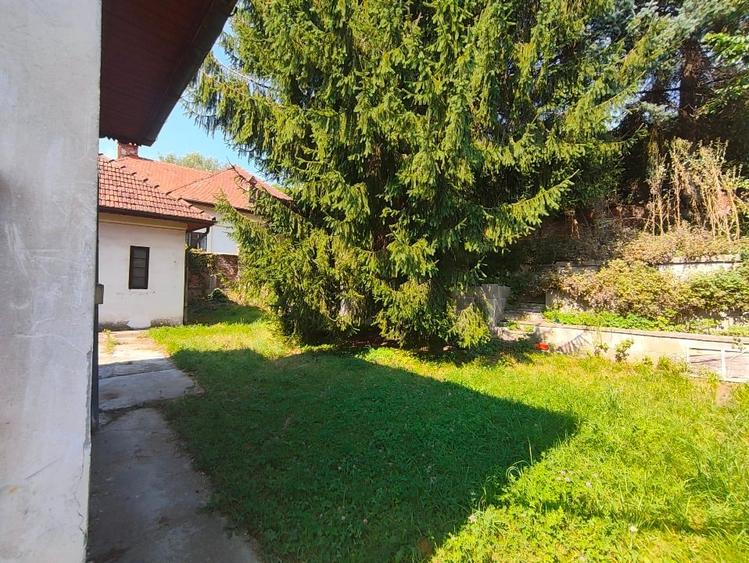 Casă individuală cu 5 camere cu Canalizare în Central
