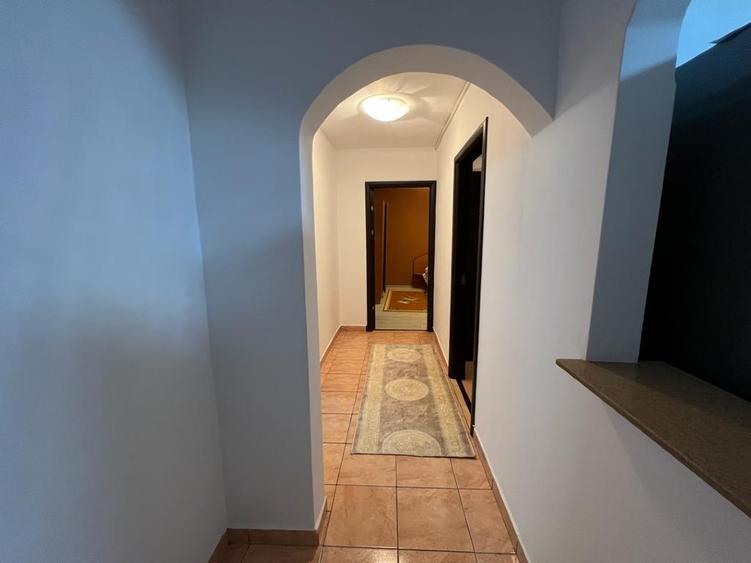 Inchiriez apartament 3 camere  - 6