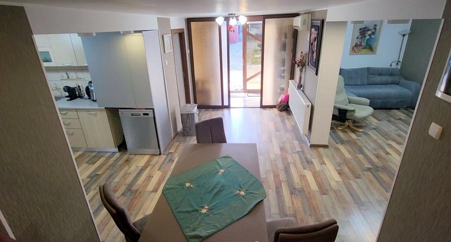 Vila 290mp + 4 spatii comerciale/depozitare, teren 1401 mp, acces DN1 - 9