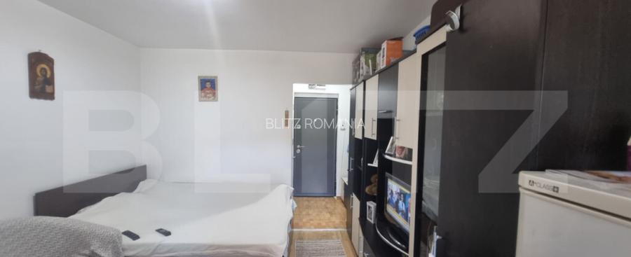 Garsoniera de Vanzare : Decomandat - Baie, Balcon si Bucatar