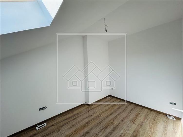 Apartament de vanzare in Sibiu - 4 camere, balcon - ap la vila - 18