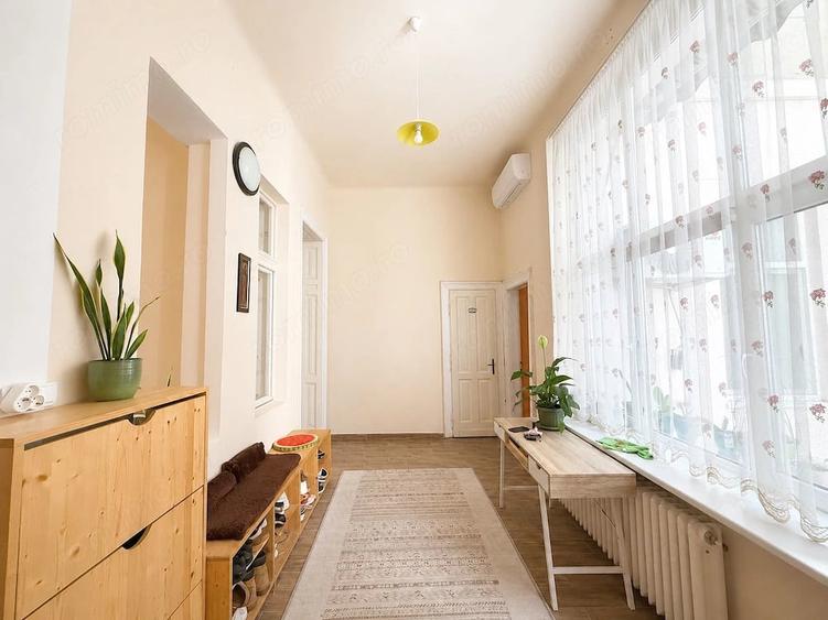 Apartament cu 4 camere decomandat în Central