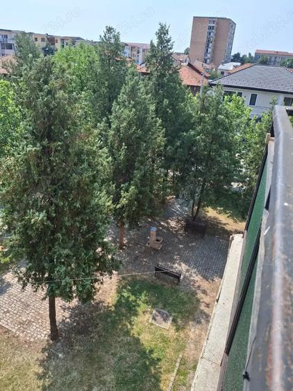 Vand apartament 2 camere Etaj 3 - 5