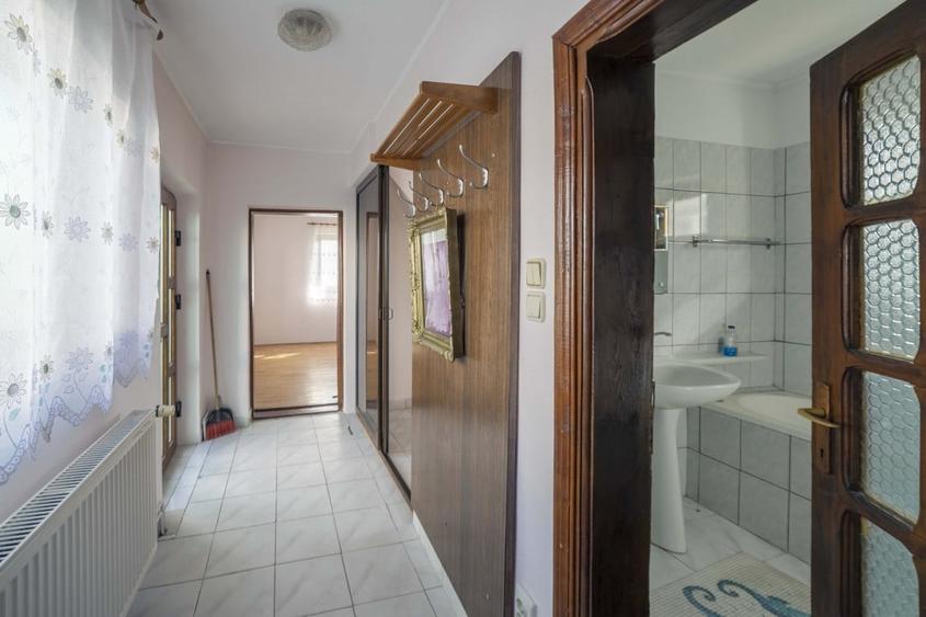 Tartasesti,str. Principala, 3040 mp teren, P+1, casa 1998, deschidere 12 m - 5