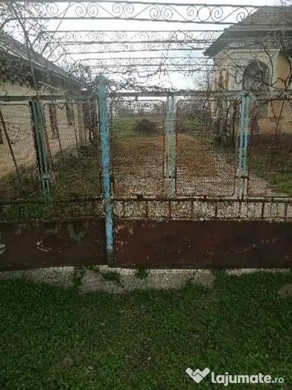 Casa cu curte ?i anexe - 1