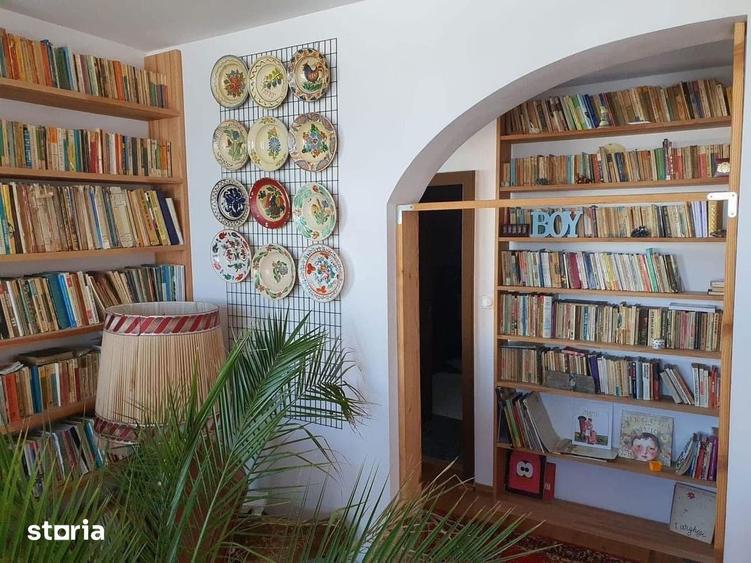 Casa cu mansarda ?i garaj, 6 camere, curte - 2
