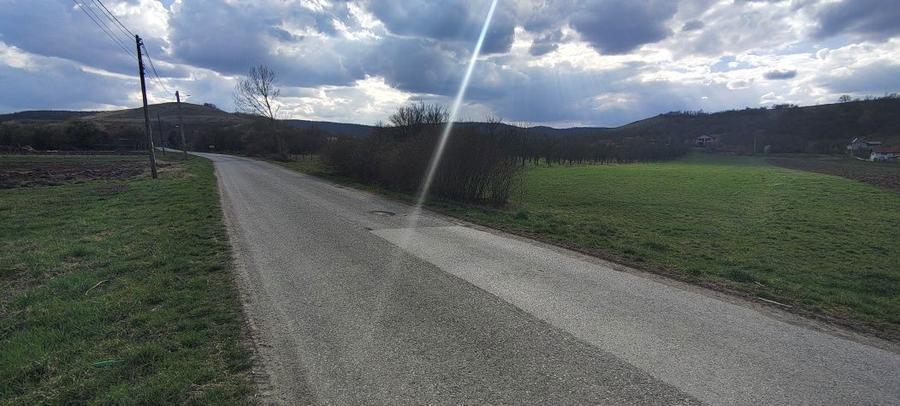 Teren extravilan situat intre case,intrare sat Maceu - 2