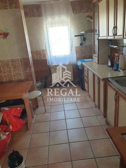 Apartament cu 3 camere de vanzare. Zona Micro 5 - 9
