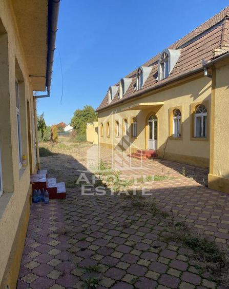 Doua case in aceea?i curte - 10