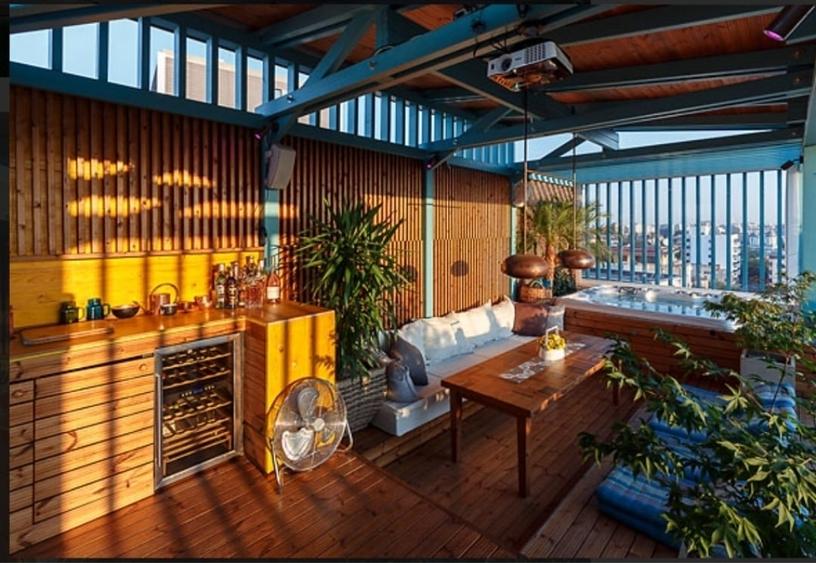 Penthouse cu un intreg perete doar din geamuri, dar si cu jacuzzi, terasa, gazon - 8