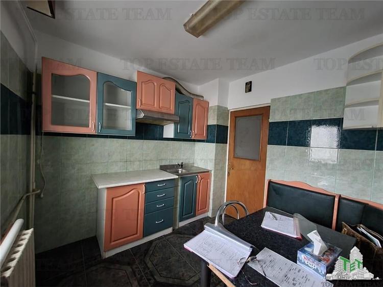 Apartament cu 5 camere decomandat, mobilat în Sud