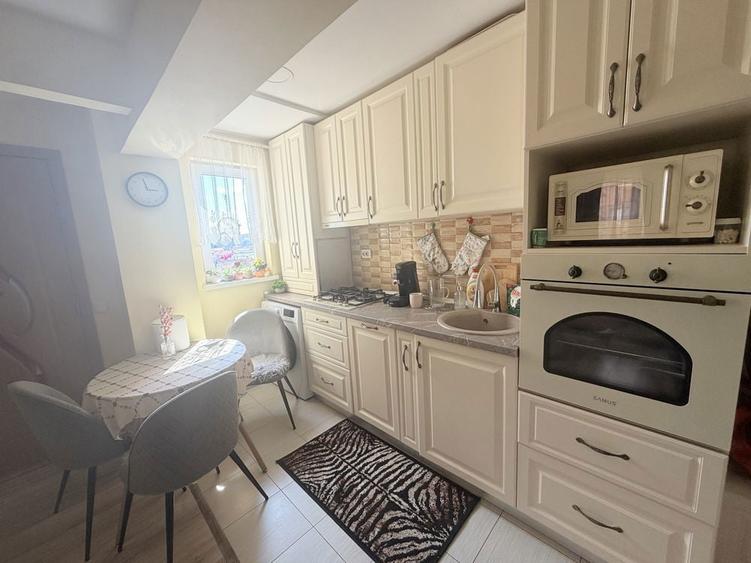 Vand Apartament cu 3 camere - 1