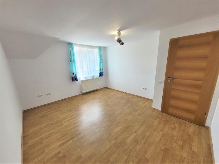 Inchiriere triplex retras de la strada cu curte si parcare in cartierul Europa - 1