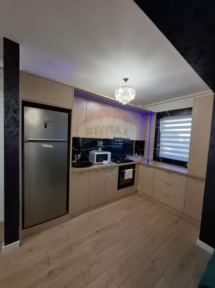 Apartament cu 3 camere  cu loc de parcare si curte proprie -de vanzare - 4