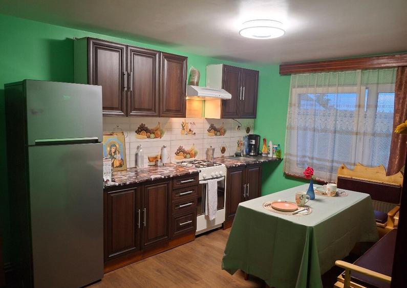 Casa, teren ?i anexe. In Boto?ani, Un?eni, Burle?ti - 5