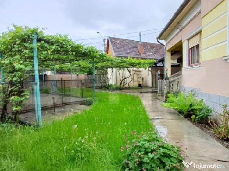 Casa renovabila cu 2 spatii comerciale, 416.6 mp, teren de 7 - 13