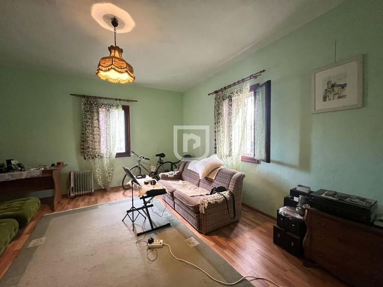 Casa traditional bucovineana la poalele muntilor Bucovinei - 1