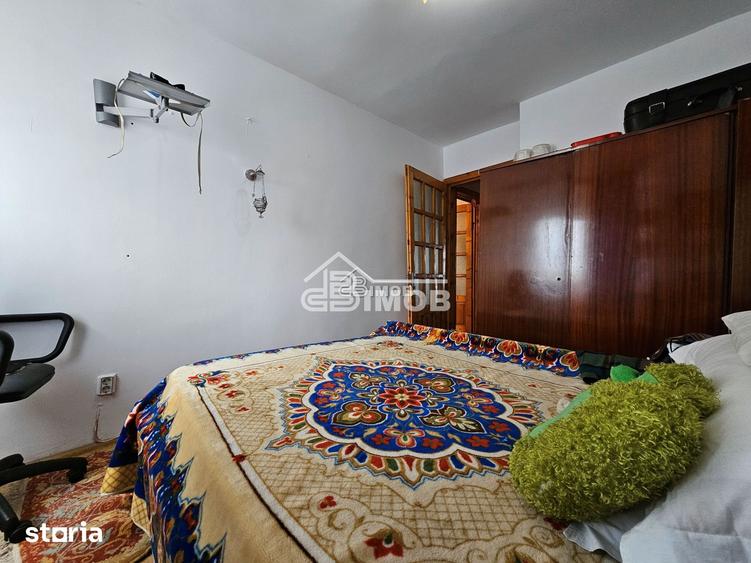 Apartament cu 3 camere semidecomandat în Micro 5