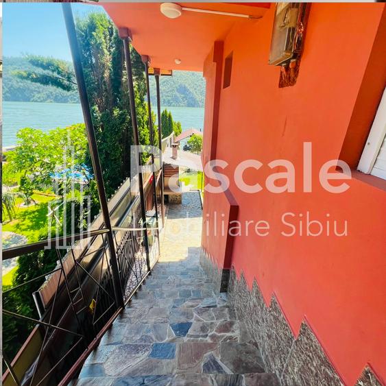 Casă individuală cu 4 camere cu Piscina în Eșelnița