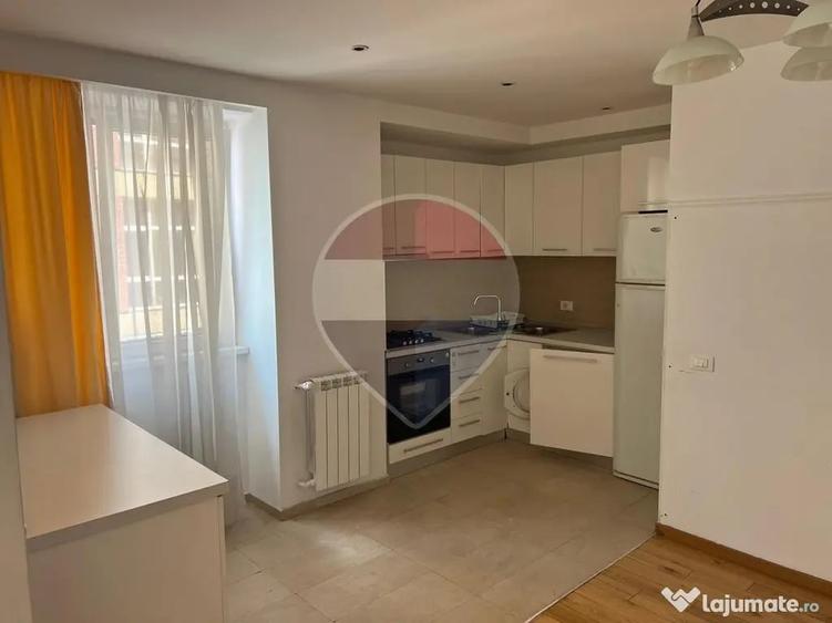 Apartament cu 3 camere semidecomandat în Nordului