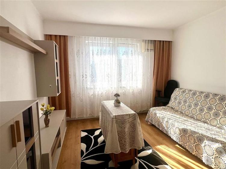 Apartament cu 3 camere semidecomandat, mobilat în Florilor