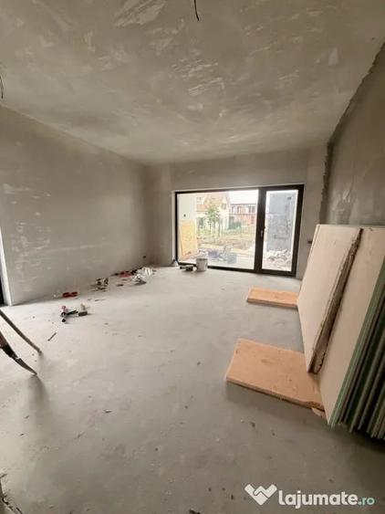 Casă cu 4 camere cu Teren 300 Mp în Dumbrăvița