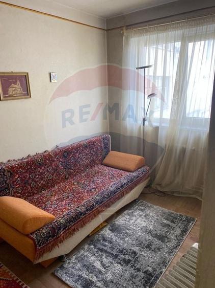 Apartament cu 3 camere semidecomandat, mobilat în Central