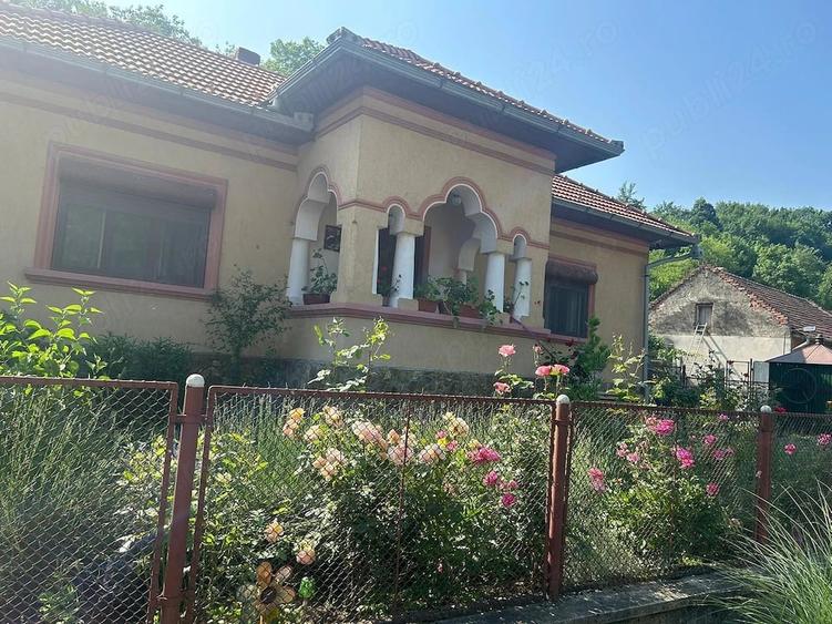 Casă cu 4 camere cu Teren 950 Mp în Central