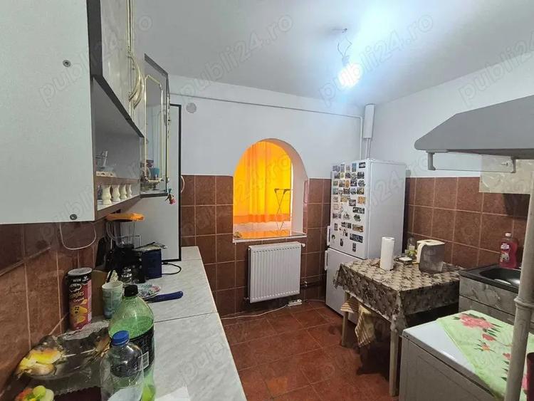 Apartament cu 3 camere decomandat în Motru