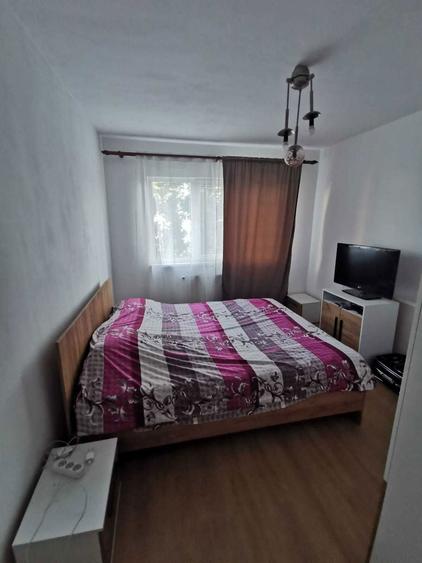 Vand ap. 2 camere decomandant, hol patrat, et. 3 bld. 1848 Dambu - 5