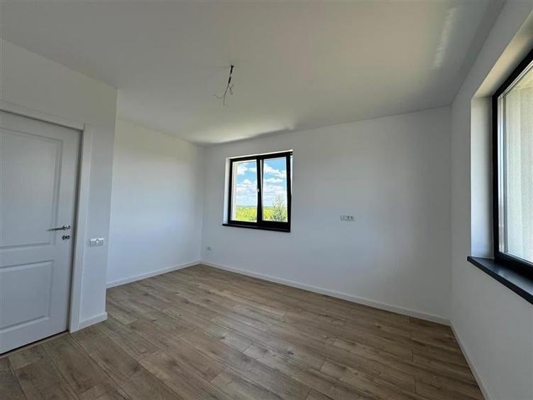 VILA IN CORBEANCA - OSTRATU // CURTE 364 MP // 5 CAMERE - 17