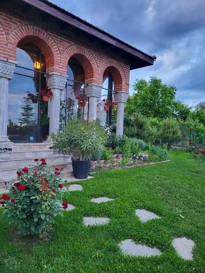 Reședință de colecție pe malul lacului/ Arhitectură neoromânească 2051 mp, teren - 5