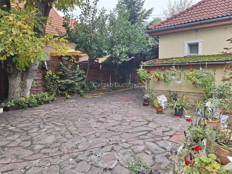 Casa Bartolomeu, pe doua nivele, stil deosebit, curte comuna Casa Bartolomeu, pe doua nivele, stil deosebit, curte comuna