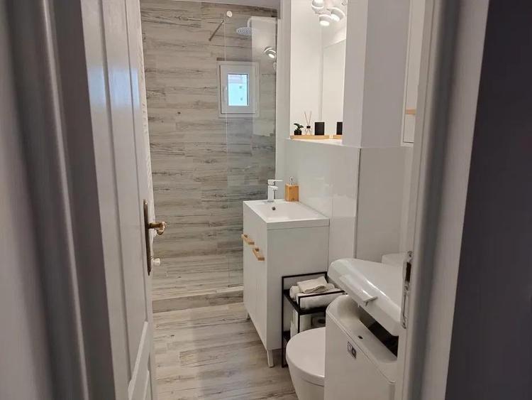 Gara - Bloc dupa 80 - 2 camere decomandat - 4