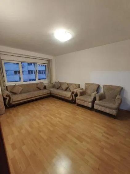 Apartament cu 4 camere decomandat, mobilat în Romană