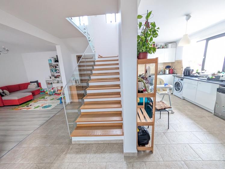 Casă individuală cu 4 camere cu Teren 233 Mp în Tunari